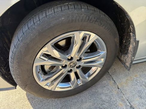 Used 2024 Toyota Sienna Platinum image 2