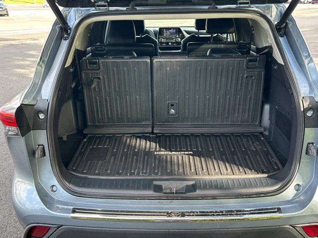 Used 2022 Toyota Highlander XLE AWD/4WD image 59