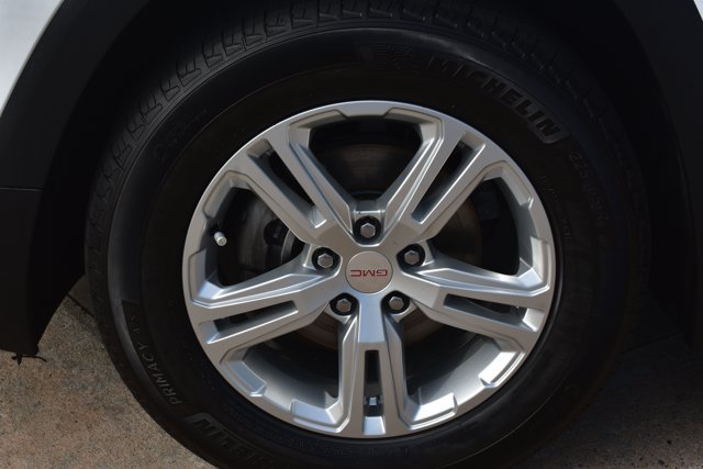 Used 2023 GMC Terrain SLE w/ Driver Convenience Package FWD image 9