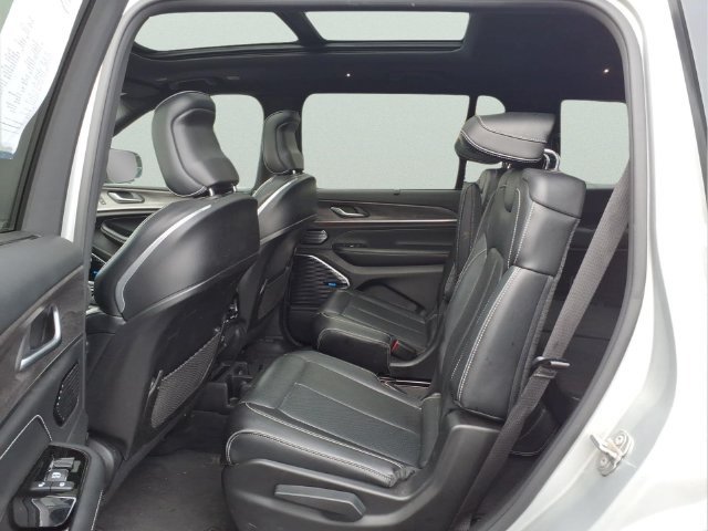 Used 2021 Jeep Grand Cherokee L Overland w/ Luxury Tech Group IV AWD/4WD image 10