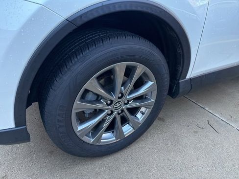 Used 2018 Toyota RAV4 Limited image 3