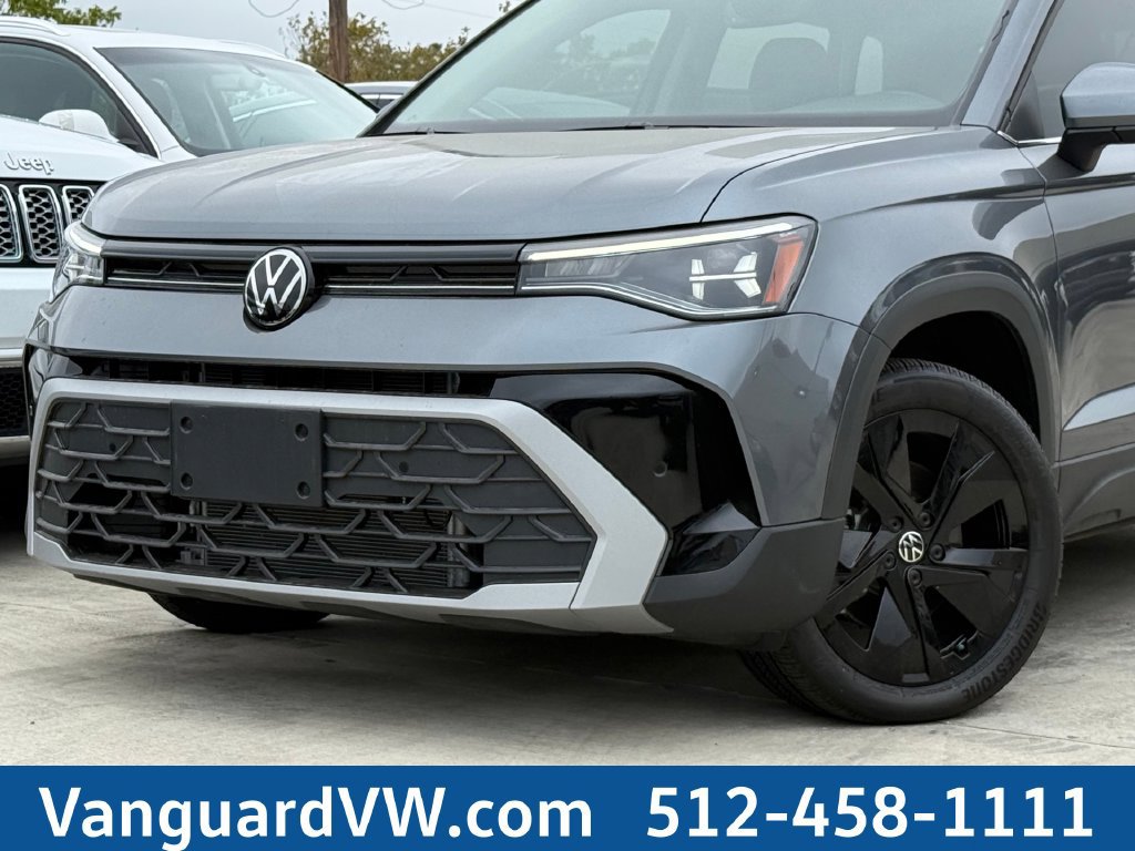 Used 2025 Volkswagen Taos SE FWD image 2