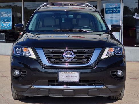 Used 2017 Nissan Pathfinder Platinum image 2