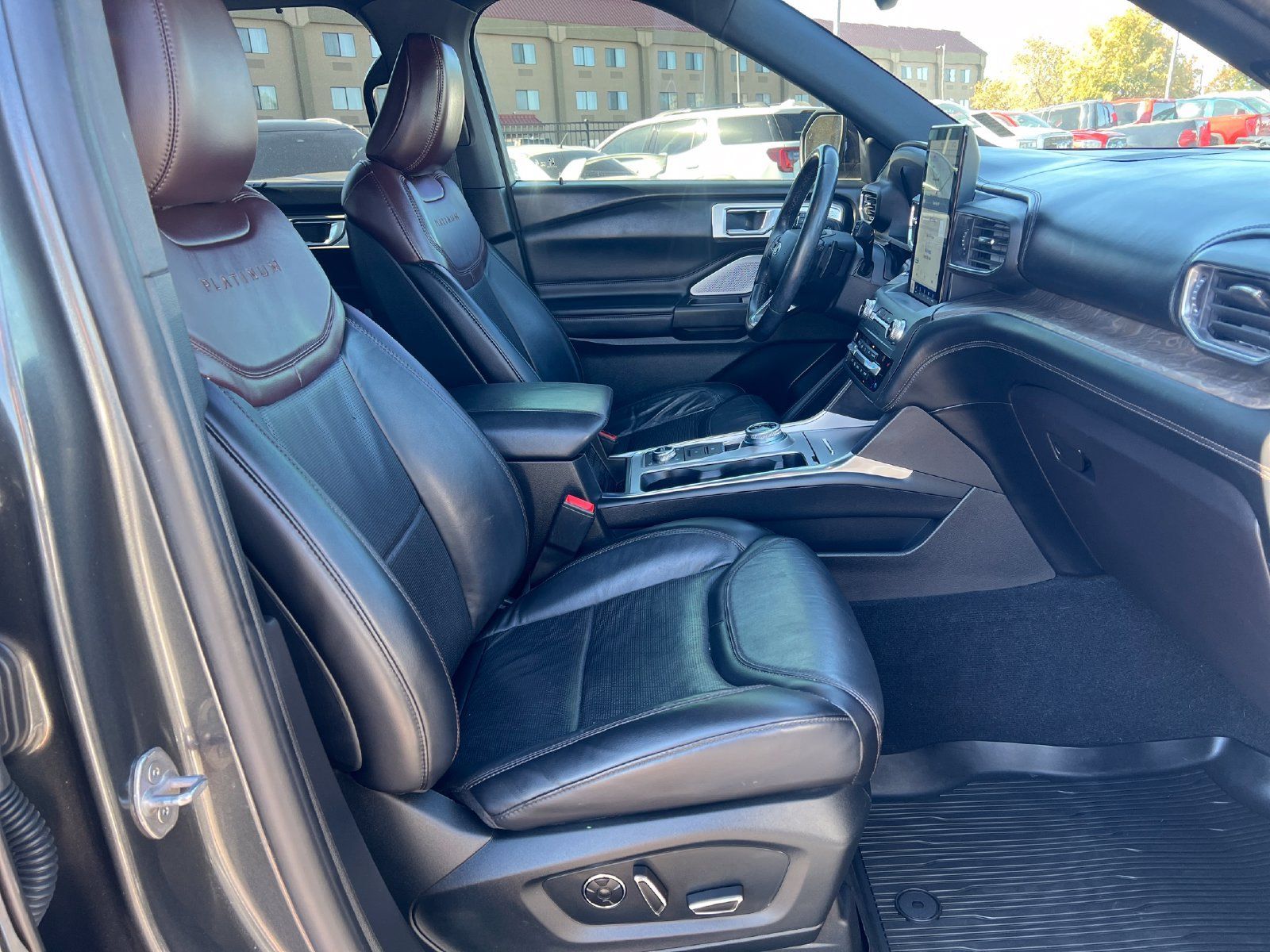 Used 2020 Ford Explorer Platinum w/ Premium Technology Package AWD/4WD image 15