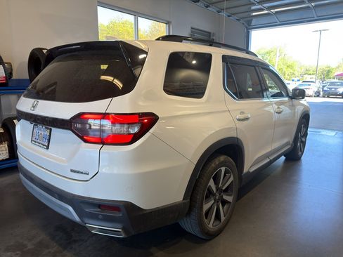 Used 2023 Honda Pilot Touring image 2