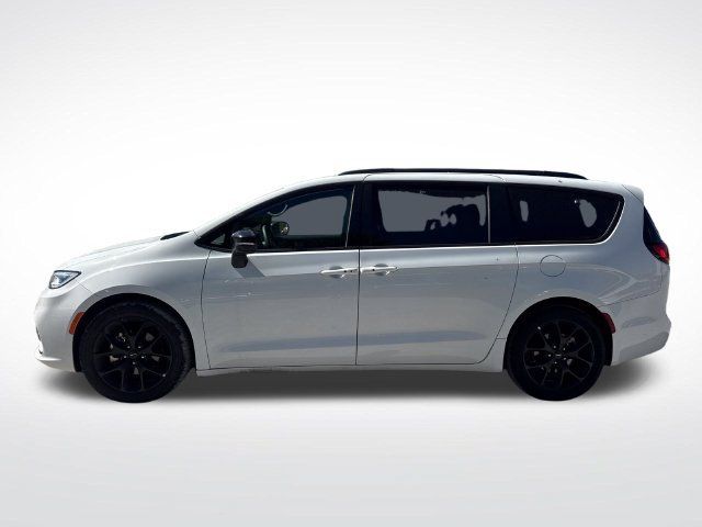 Used 2025 Chrysler Pacifica Limited FWD image 4