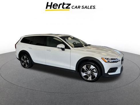 Used 2025 Volvo V60 B5 Cross Country Plus image 1