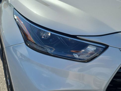 Used 2024 Toyota Highlander XLE FWD image 7