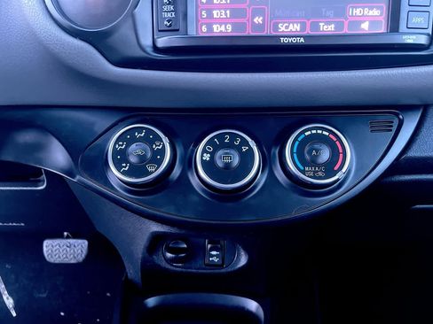 Used 2015 Toyota Yaris L image 19