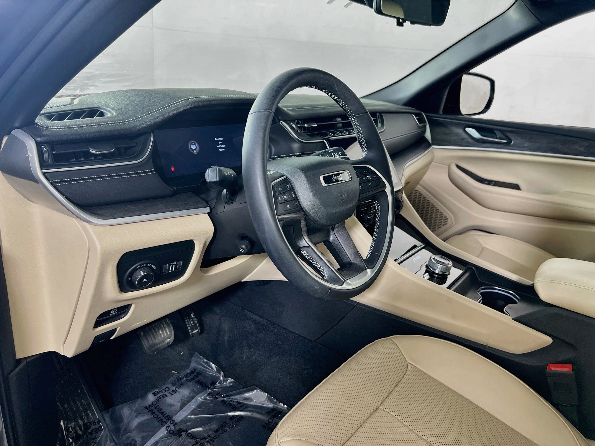 Used 2023 Jeep Grand Cherokee Limited w/ Luxury Tech Group II AWD/4WD image 9
