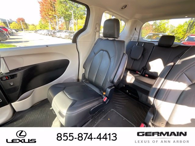 Used 2018 Chrysler Pacifica Touring-L Plus w/ Tire & Wheel Group FWD image 12