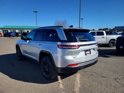 New 2026 Jeep Grand Cherokee Altitude image 12