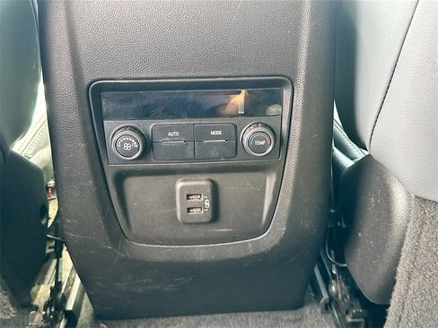 Used 2020 Buick Enclave Essence image 25