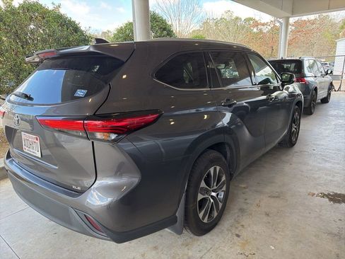 Used 2022 Toyota Highlander XLE image 3