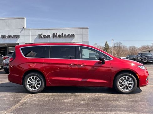 New 2026 Chrysler Pacifica Limited AWD/4WD image 16