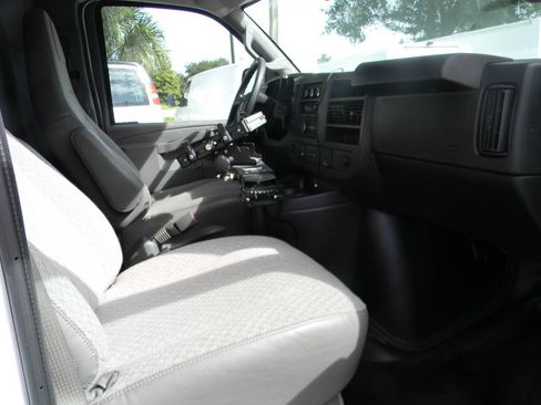 Used 2021 Chevrolet Express 2500 RWD image 5