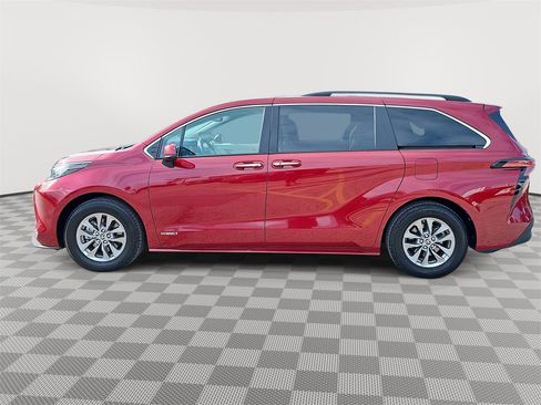 Used 2021 Toyota Sienna XLE image 8