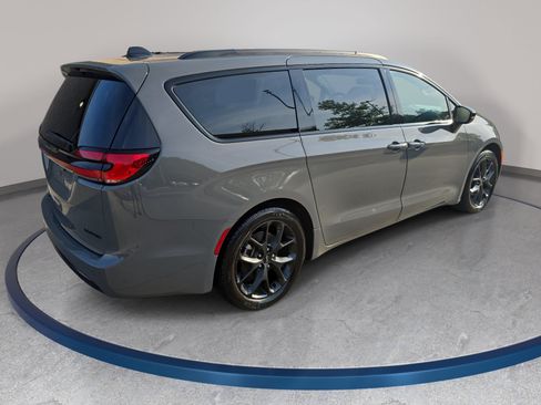 Used 2025 Chrysler Pacifica Limited FWD image 5