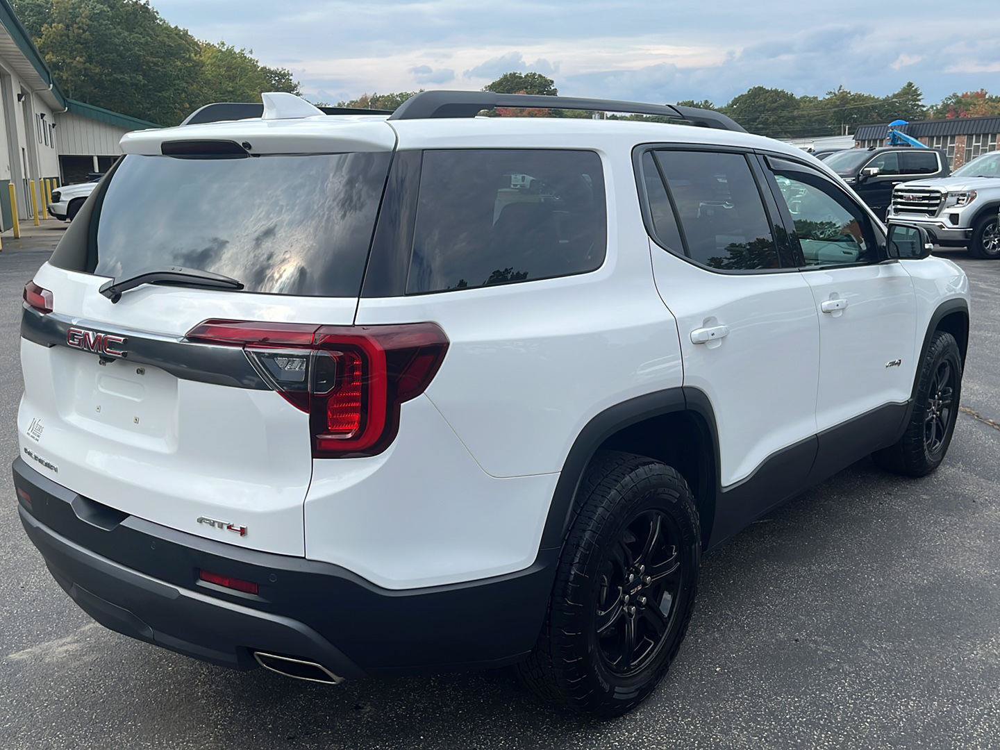 Used 2022 GMC Acadia AT4 w/ Technology Package AWD/4WD image 5