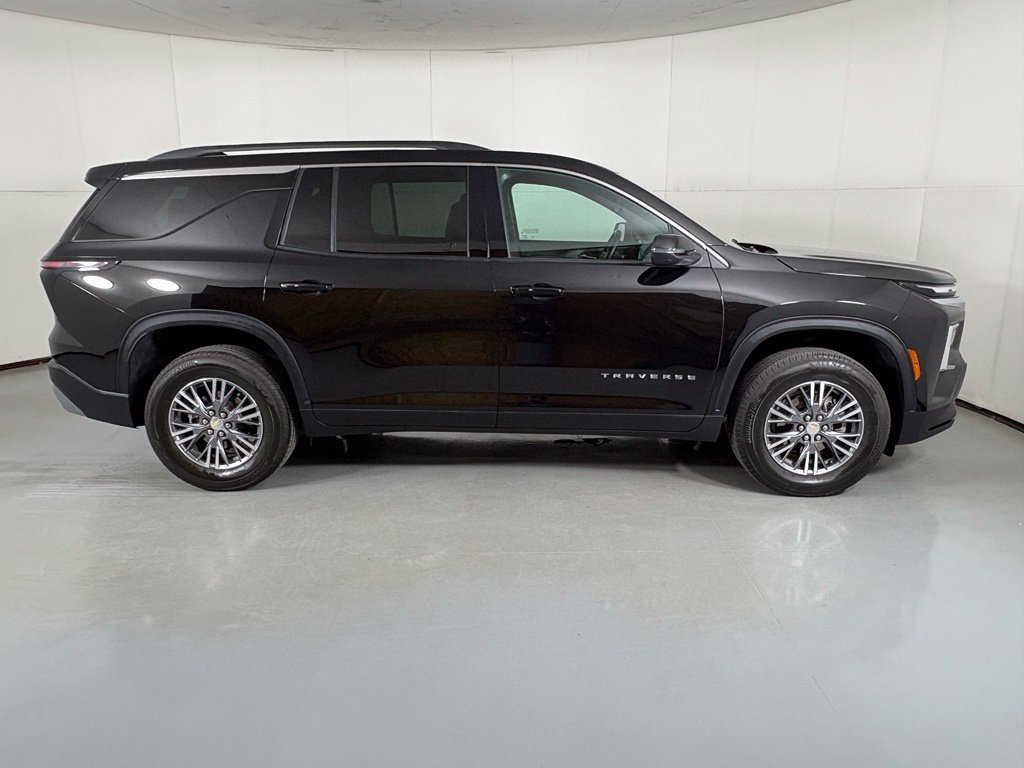 Used 2025 Chevrolet Traverse LT FWD image 9