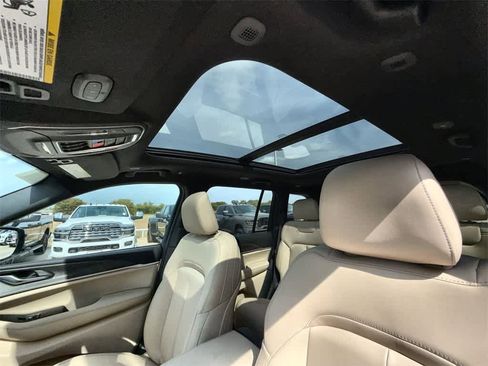 New 2025 Jeep Grand Cherokee Limited image 25