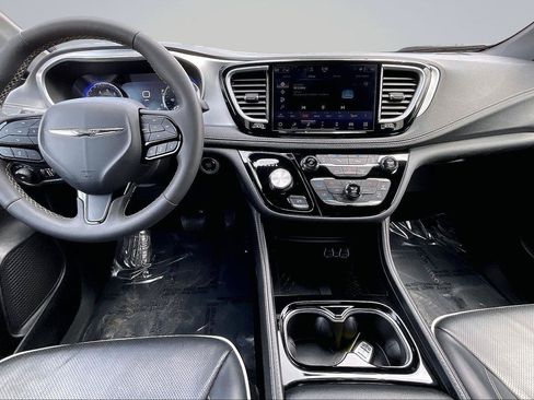 Used 2025 Chrysler Pacifica Limited FWD image 38