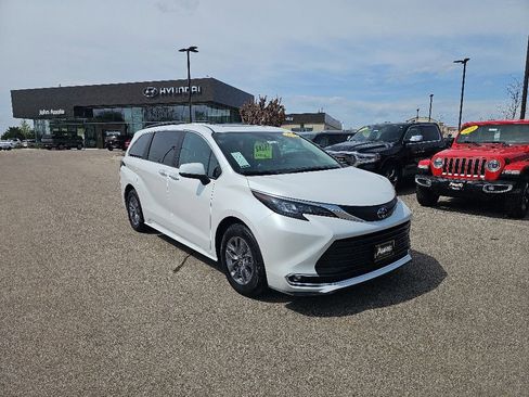 Used 2024 Toyota Sienna XLE AWD/4WD image 7