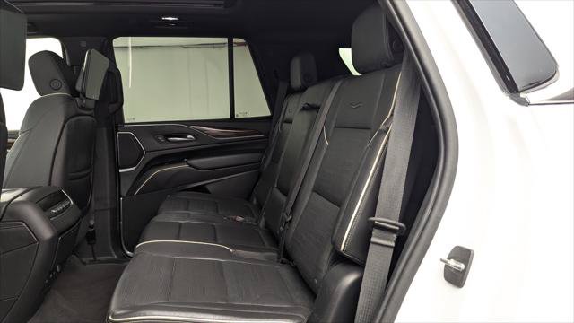 Used 2022 Cadillac Escalade Premium Luxury AWD/4WD image 17