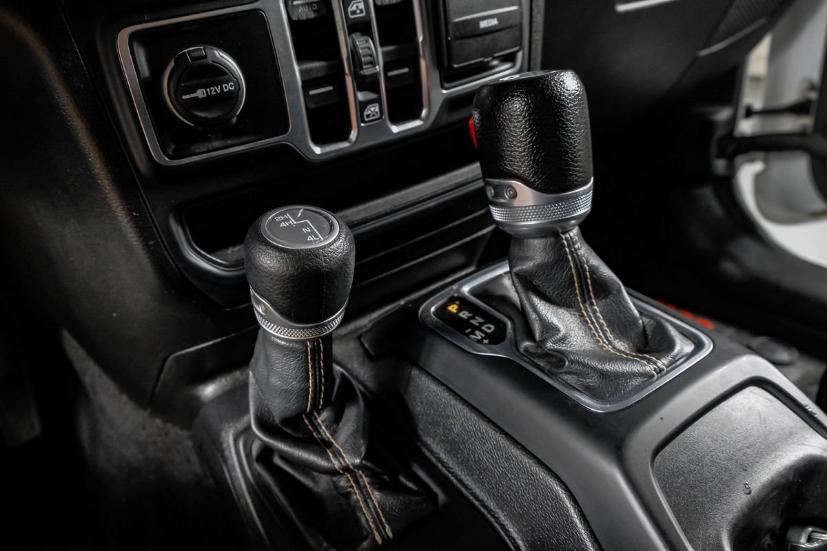 Used 2018 Jeep Wrangler Unlimited Sahara AWD/4WD image 23