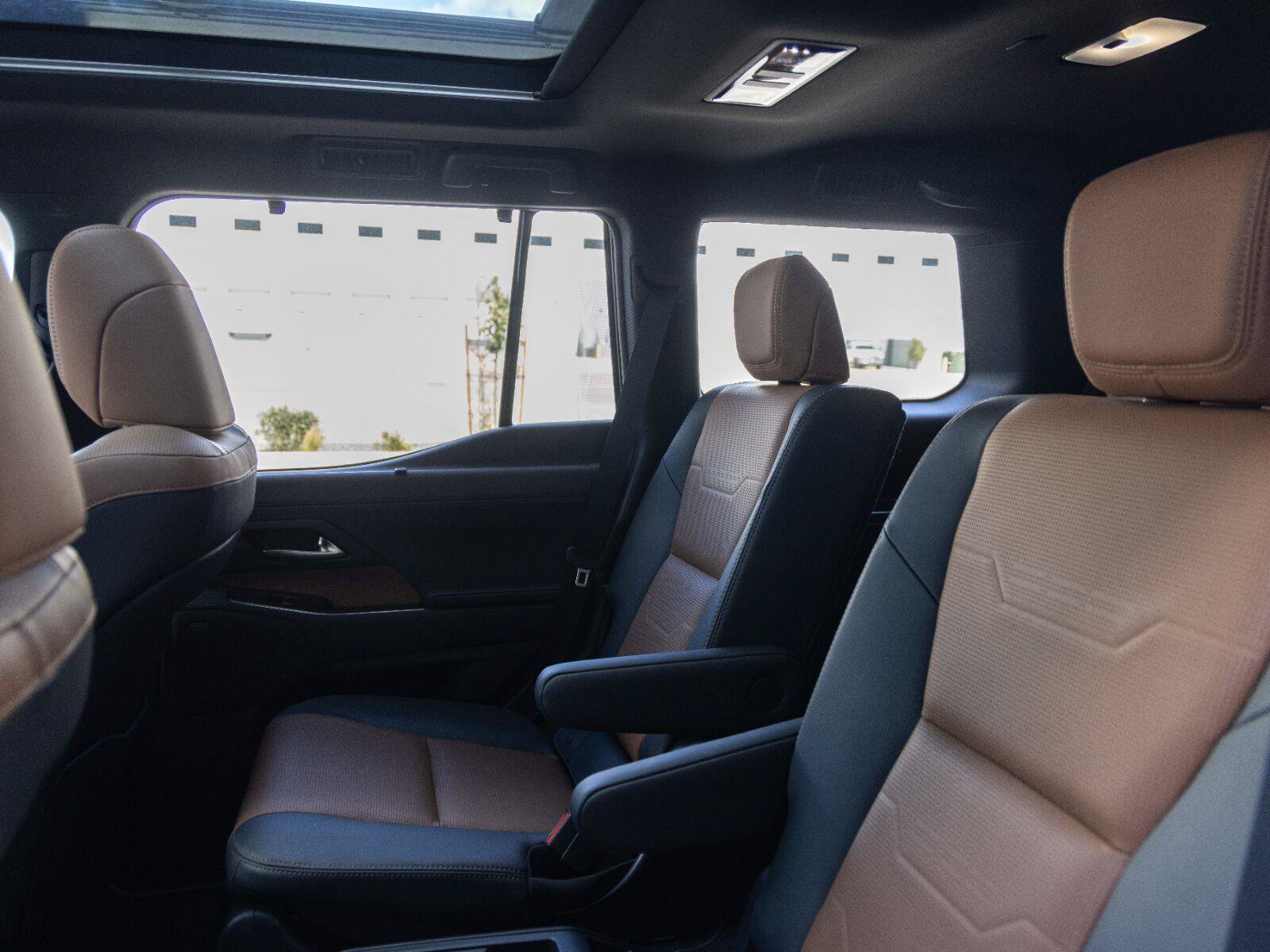 Used 2025 Lexus GX 550 w/ Accessory Package (2T) AWD/4WD image 35