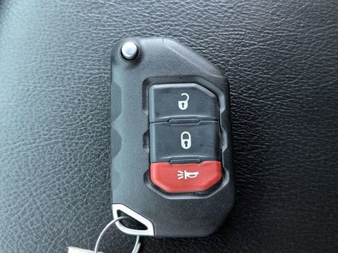 Used 2023 Jeep Wrangler Unlimited Sahara AWD/4WD image 30