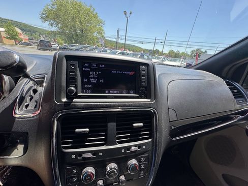 Used 2019 Dodge Grand Caravan SXT FWD image 32