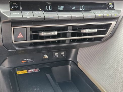 Used 2025 Toyota Camry SE w/ Convenience Package FWD image 19