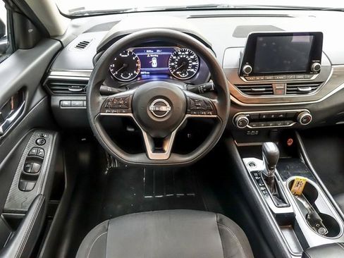 Used 2024 Nissan Altima 2.5 SV image 12