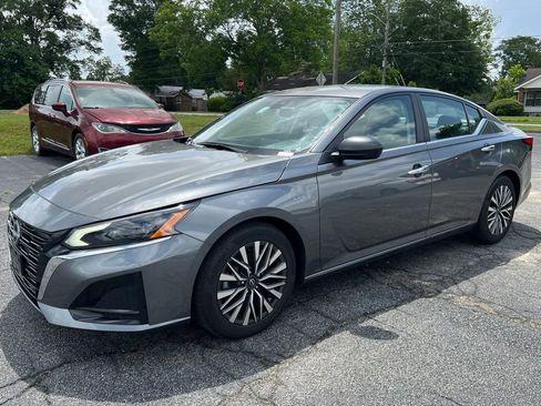 Used 2025 Nissan Altima 2.5 SV FWD image 6