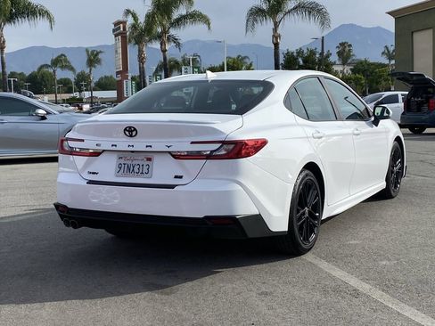 Used 2025 Toyota Camry SE image 4