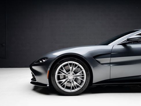 Used 2022 Aston Martin V8 Vantage Coupe image 17
