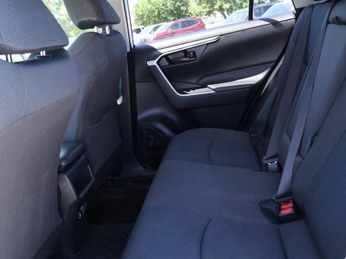 Used 2019 Toyota RAV4 LE AWD/4WD image 17