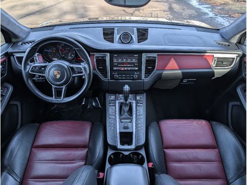 Used 2018 Porsche Macan Turbo AWD/4WD image 26