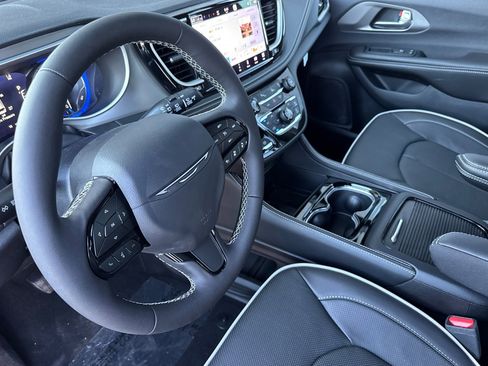 New 2027 Chrysler Pacifica Limited FWD image 9