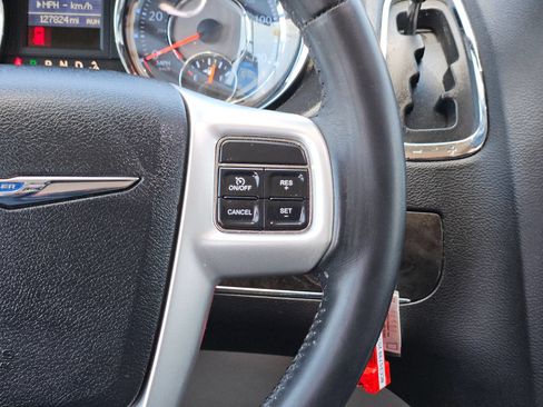 Used 2016 Chrysler Town & Country Touring FWD image 22