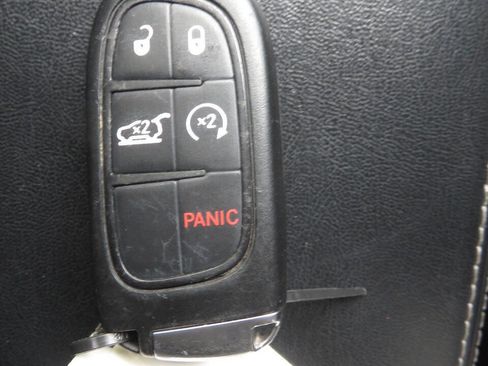 Used 2019 Jeep Cherokee Limited image 37