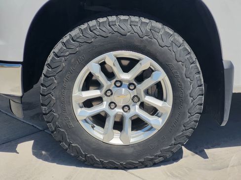 Used 2022 Chevrolet Silverado 1500 LT w/ Z71 Off-Road Package AWD/4WD image 9