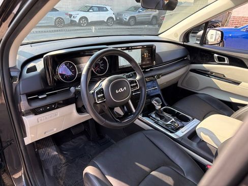 Used 2024 Kia Carnival EX FWD image 19