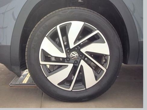 Used 2025 Volkswagen Atlas SEL image 18