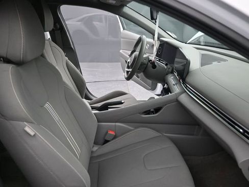 Used 2024 Hyundai Elantra SEL image 25