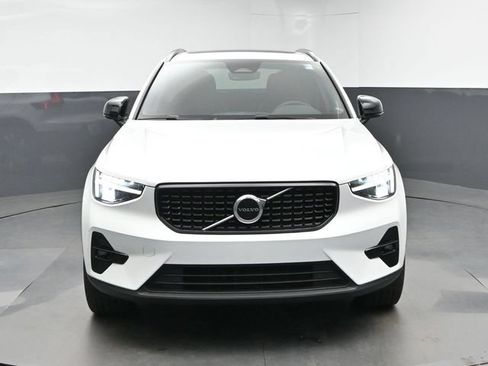 Used 2023 Volvo XC40 B5 Plus AWD/4WD image 3