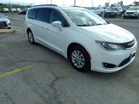 Used 2017 Chrysler Pacifica Touring-L FWD image 4