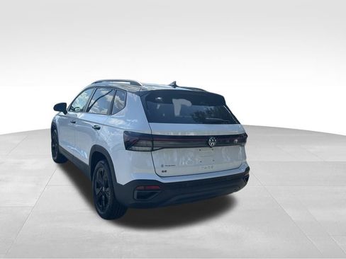 New 2026 Volkswagen Taos SE image 5