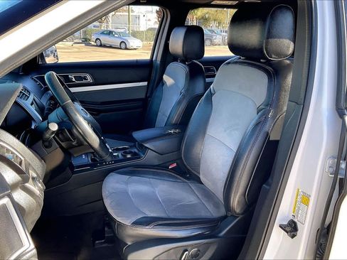 Used 2017 Ford Explorer XLT w/ Equipment Group 202A image 8